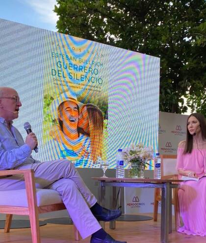 Pablo Sirvén junto a la conductora Cristina Pérez