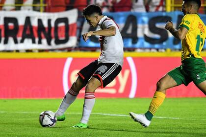 Pablo Solari, autor de tres tantos y figura excluyente en el duelo de octavos de final ante Defensa por la Copa Argentina