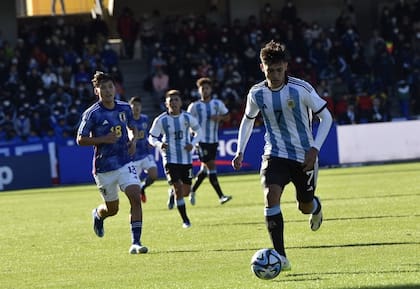 Pa.blo Solari encara hacia el arco de Japón, en el primer tiempo del partido entre el Sub 23 de Argentina y el de Japón