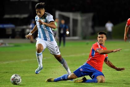 Pablo Solari se saca de encima a Matías Vásquez durante el primer tiempo de Argentina - Chile en el Preolímpico de Venezuela.