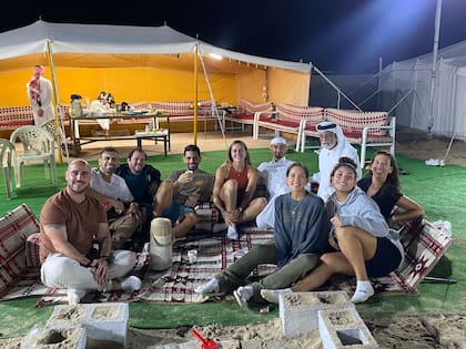 Pablo, su pareja, María Belén, y un grupo de amigos en Qatar, el país que lo hospeda hace nueve años