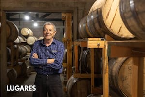 Es físico experimental y al jubilarse montó una destilería de whisky en Bariloche