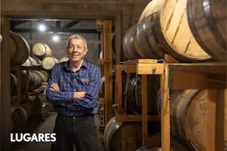 Es físico experimental y al jubilarse montó una destilería de whisky en Bariloche