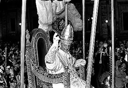 Pablo VI saluda durante una procesión