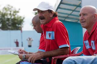 Vicó, el DT que limpia los baños, pasa el trapo y cocina en Brown de Adrogué