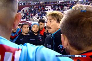 La arenga del DT de Brown antes de los penales con el Rojo: "Rómpanle el arco"