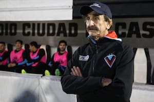 El fin de una era de 15 años para “Don Ramón”, el DT del bigote inconfundible que vive en un estadio