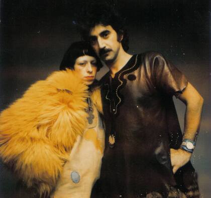 Pablo y Delia en Londres en 1970, retratados por Barry Lategan. "Pablo era muy Mod... Nos vestíamos muy a la inglesa", dice Delia