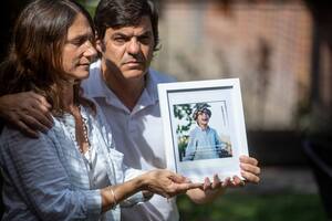 Pablo y Elena sostienen un retrato de su hijo Santiago. "Sentimos que un día se va a abrir la puerta y vas a volver a casa con esa sonrisa tan pura y esos ojitos celestes llenos de alegría, a darnos el abrazo que tanto extrañamos", escribió la madre