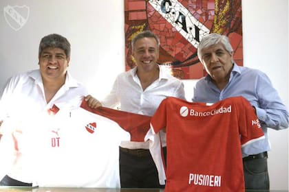Pablo y Hugo Moyano, cuando presentaron como director técnico a un ídolo de los últimos años de Independiente, Lucas Pusineri; el ex volante duró poco al frente del equipo.