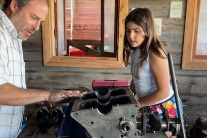 Pablo y Lila trabajando en el motor del IKA 1974