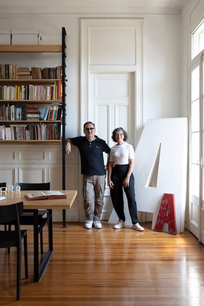 Pablo y Marcela en la sala de reuniones de Omnibus-Type, su estudio de diseño, producción y distribución de tipografía digital. La gran A que está junto a ellos es una de las fuentes que idearon para Google, distinguida con Sello Buen Diseño y expuesta en 2023 en el CCK.