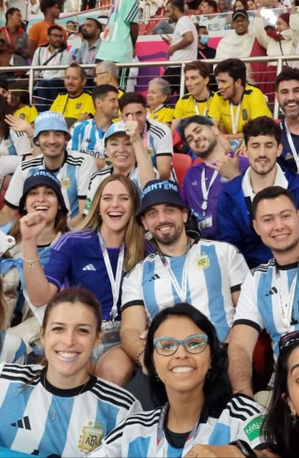 Pablo y María Belén, en el centro de la imagen, en el partido inaugural del Mundial
