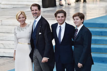 Pablo y Marie Chantal de Grecia junto a dos de sus cinco hijos, Achileas y Aristides. La diseñadora de moda para niños llevó un vestido de cuello redondo, mangas largas y falda trapecio, de Mary Katrantzou, con bordados de ramas y hojas y un cinturón finito, de Elie Saab.