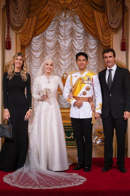 Pablo y Mechi posan junto a los recién casados.