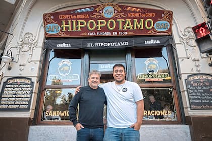 Pablo y Santiago Durán, padre e hijo, en el frente de su bar