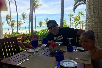Pablo y sus hijas en Acapulco.