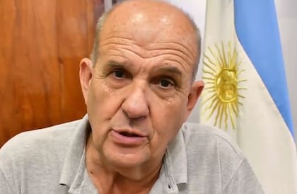 Un intendente kirchnerista apuntó a Milei, y también al peronismo, con exabruptos: “Felpudo de los yanquis” y “cagones y traidores”.