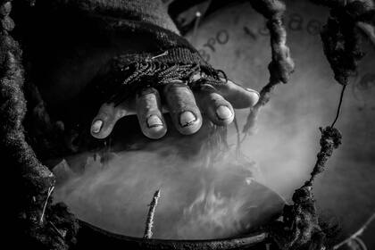 "A esta tierra bendita que nos ha dado el creador para vivir como hermanos junto a la luna y el sol” así comienza su selección de coplas Don Severo Báez, el ritual de la Pachamama