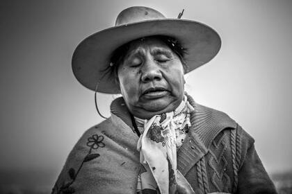 Arrodillarse y cerrar los ojos para pedir o agradecer a la Pachamama desde el alma