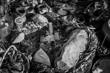Hojas de coca, mazamorra, vino, ruda, chicha y carnes en una olla de barro, son algunos de los ingredientes utilizados para ofrendar a La Pachamama