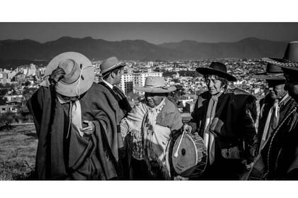 Juntos alrededor de la ofrendas y cantando coplas