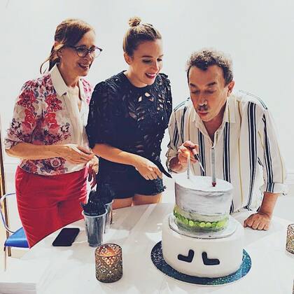 junto a su madre, Ana Sans, durante el último cumpleaños de su papá, Aníbal Pachano, en marzo. “Dejar de trabajar con él fue difícil pero quería andar mi propio camino. Desde entonces, hice Criatura emocional, Vale todo, El otro lado de la cama (durante tres años), dos tiras, ahora Chorus…”, dice la