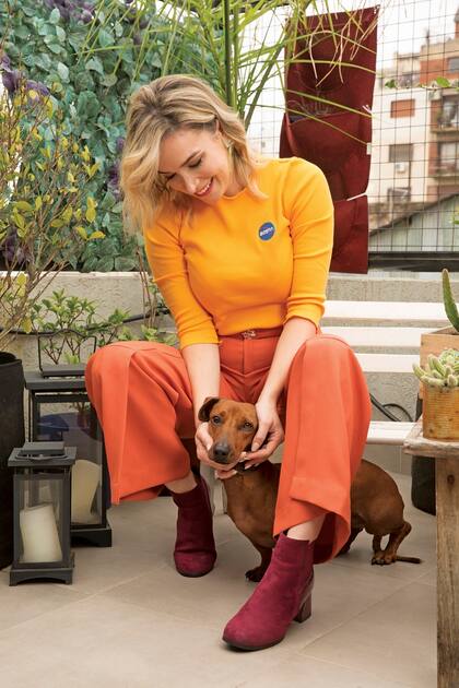 Junto a Apolo, su salchicha que no la deja ni a sol ni a sombra. En la terraza está armando su huerta y tiene una compostera.