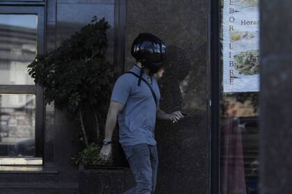 En 2017 cuando el reportero gráfico Enrique García Medina montaba guardia con su cámara frente a su departamento del piso 11 salió a la calle con un casco en su cabeza