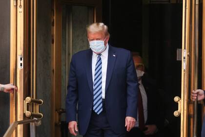 PACIENTE INQUIETO. Trump sale del Centro Médico Militar Walter Reed tras cuatro días de tratamiento por Covid-19 para regresar a la Casa Blanca, el lunes