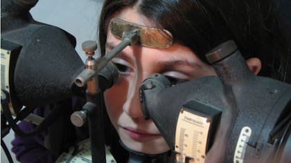 Paciente tonificando los músculos extraoculares mediante el uso de un sinoptóforo con el fin de sostener una imagen simple mientras trabaja o estudia