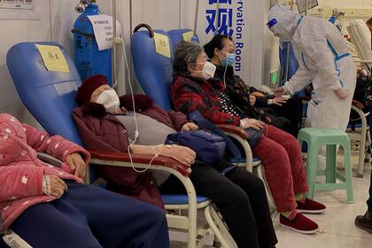 Pacientes con coronavirus Covid-19 descansan en el Segundo Hospital Afiliado de la Universidad Médica de Chongqing, en la ciudad suroccidental china de Chongqing, el 23 de diciembre de 2022.