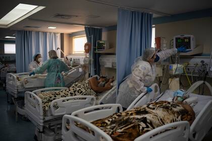 Pacientes con coronavirus en un hospital de Duque de Caxias, Brasil
