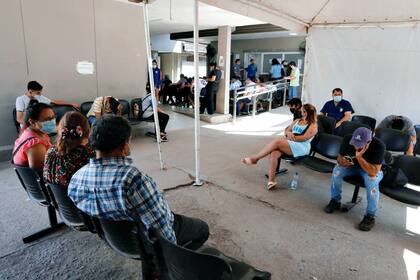 Pacientes con síntomas de sospecha de dengue esperan la atención en el área de febriles del Hospital Avellaneda de Tucumán