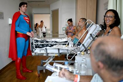Pacientes de todas las edades reciben al "Supermán brasileño". Muylaert se siente muy gratificado por el cariño que le demuestran las personas internadas