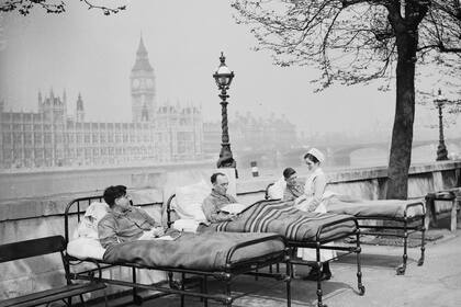 Pacientes de tuberculosis recuperándose al aire libre junto al río Támesis en Londres en 1936