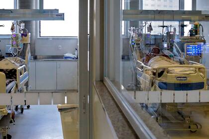 Pacientes infectados con COVID-19 permanecen en la Unidad de Cuidados Intensivos del Hospital Emilio Ribas de Sao Paulo, Brasil