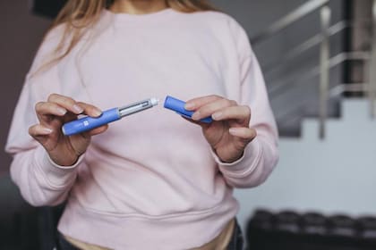 Pacientes se aplican semaglutida, un tratamiento para la obesidad y la diabetes que ahora también se analiza por posibles efectos neurológicos