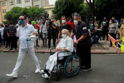 Pacientes son evacuados de un hospital en la ciudad de México