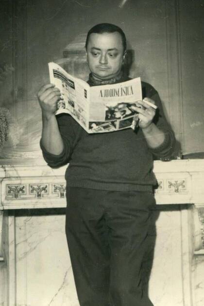 Paco Jamandreu lee una revista de moda