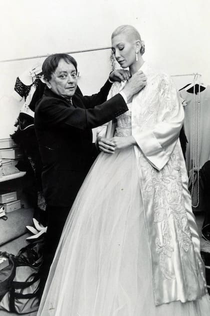 Paco Jamandreu viste a una modelo con un modelo que perteneció a Eva Perón