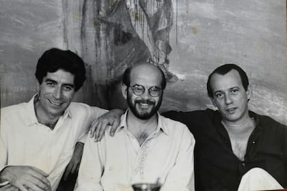Paco Lucena rodeado por Joaquín Sabina y Silvio Rodríguez
