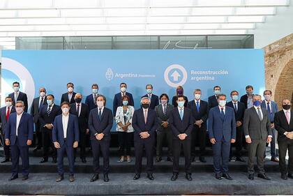 Foto de familia con todos los gobernadores menos Horacio Rodríguez Larreta, por la firma del pacto fiscal