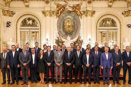 Apenas asumido, Fernández reunió a todos los gobernadores y a parte de su gabinete en el Salón Blanco de la Casa Rosada