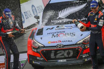 Paddon festeja su primera victoria en el Rally Mundial