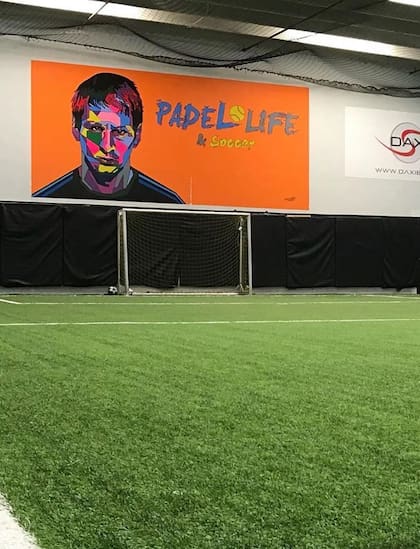 Padel Life también cuenta con canchas de futbol sintético y en sus paredes se vislumbran carteles con el rostro de Lionel Messi