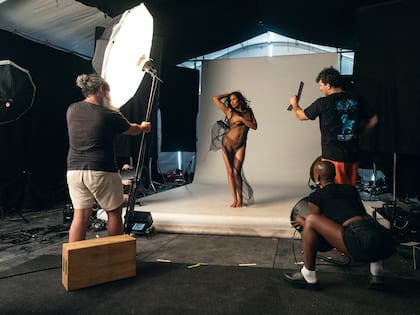 Padma Lakshimi, como todas las celebridades que participaron en el Calendario Pirelli 2025, hicieron dos sesiones de fotos; una en la playa y otra en estudio
