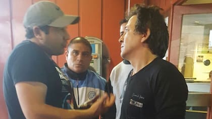 El padre de Emanuel Balbo (derecha) habla con un testigo del hecho