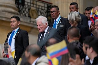 Padre del precandidato colombiano asesinado Miguel Uribe toma su lugar y dice no tener miedo