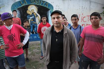 Padre Diego: nació en San Francisco Solano, misionó por las provincias, pero volvió a sus orígenes; dos de sus hermanos murieron por la droga; ahora trabaja con adictos y con dealers recuperados